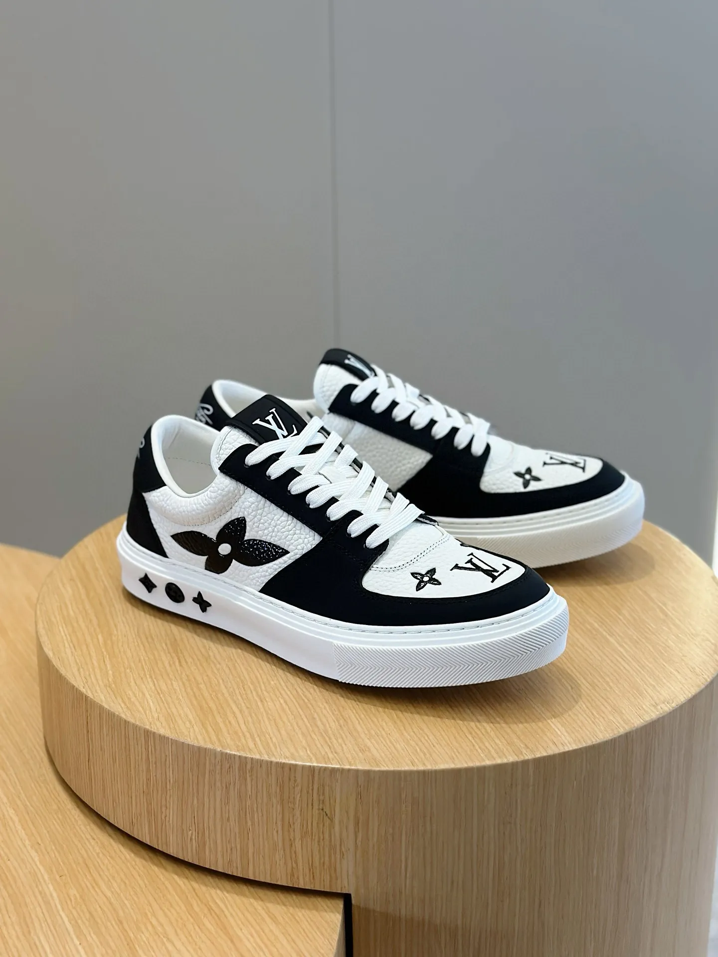 Factory price: 438💰LV full cowhide color-printed men's sneakers. This Ollie lace-up sneaker is made of floral embossed fabric, continuing the inspiration of the season's ready-to-wear collection. The laces are used to set off the gorgeous design, monogram flowers are embellished with transparent rubber outsole, and the brand logo is written on the back. Cowhide upper, cowhide lining, TPU outsole Size: 39-44 (customized at 38.45)